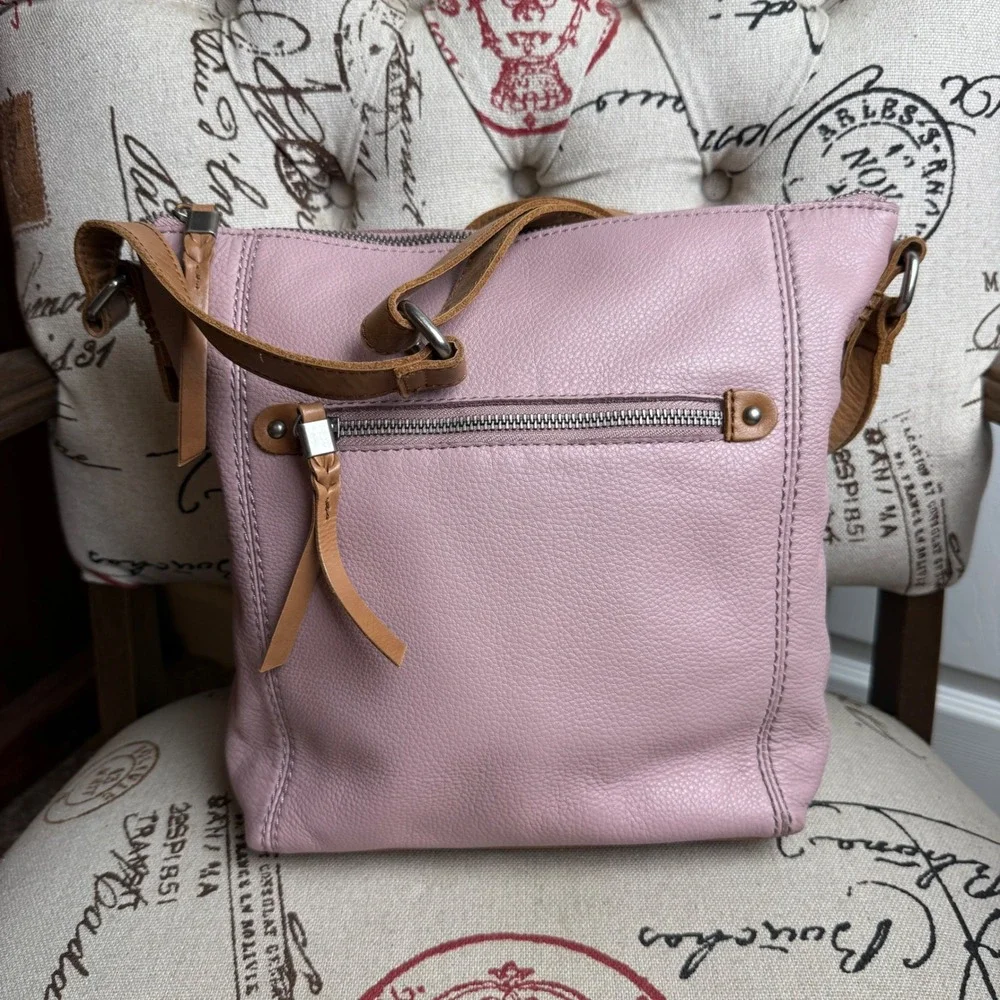 The Sak Lavender Pink Leather Crossbody Bag Tan Trim Pebbled Purse Zip Top EUC